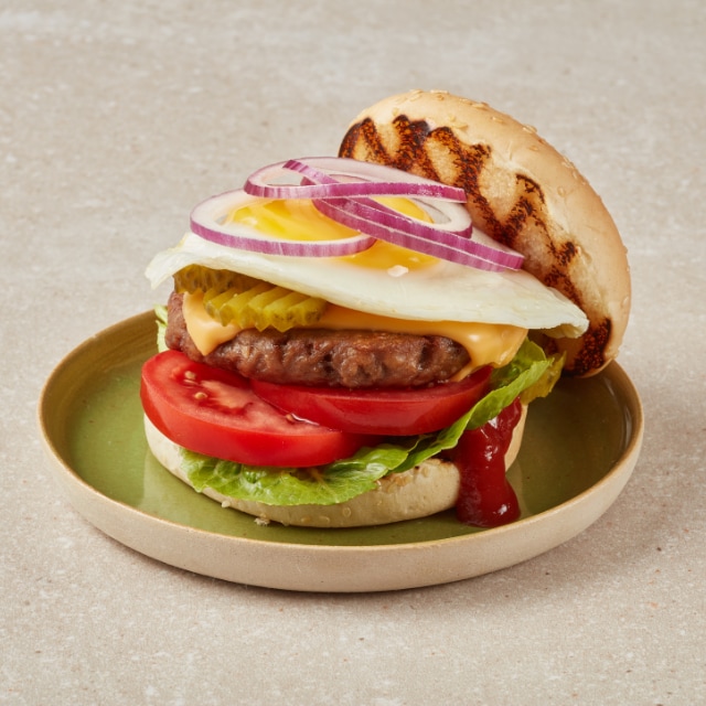 Vegetarische classic burger met een spiegeleitje